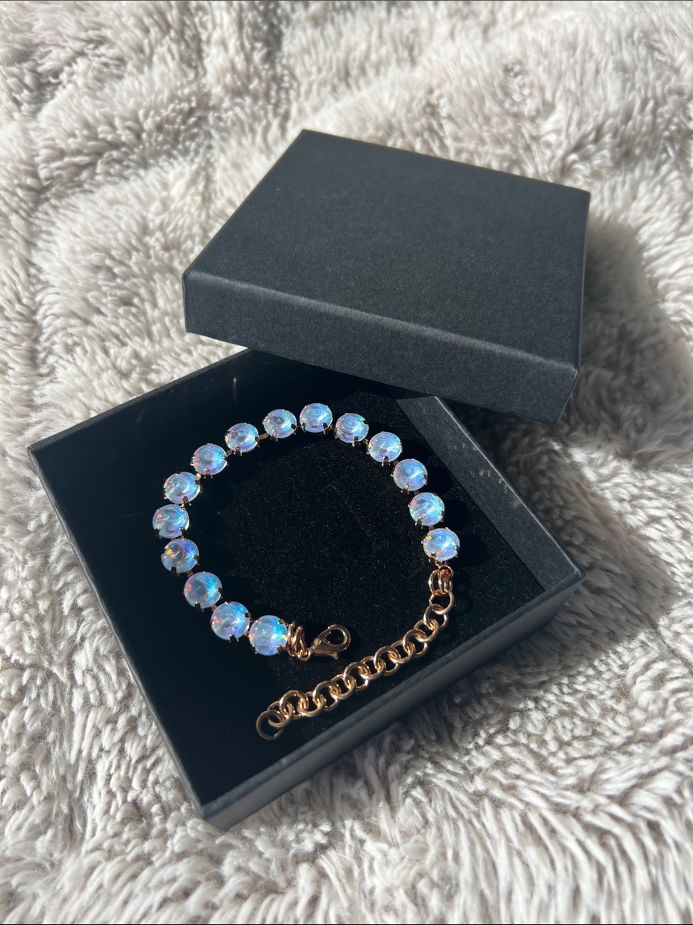 Shiny, Eye-catching Bracelet - Iridescent Blue with Gold Chain